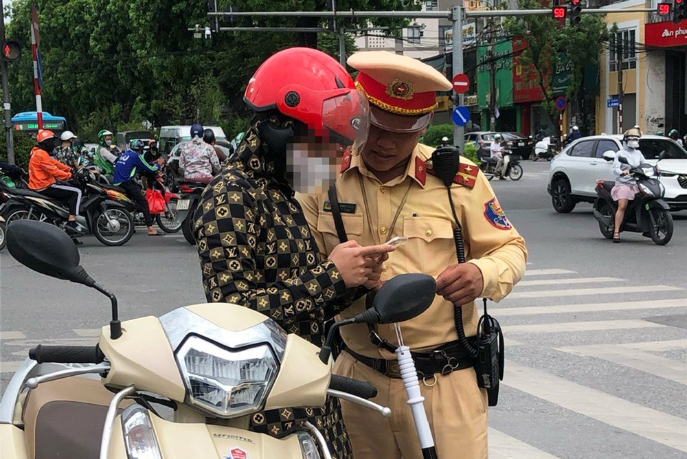 Tai xe dau tien bi tam giu giay phep lai xe qua VNeID hinh anh