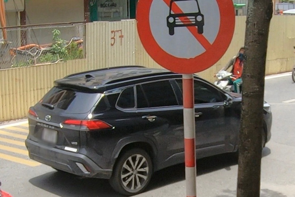 Tai xe oto di vao duong cam, lai xe bo chay khi thay CSGT hinh anh