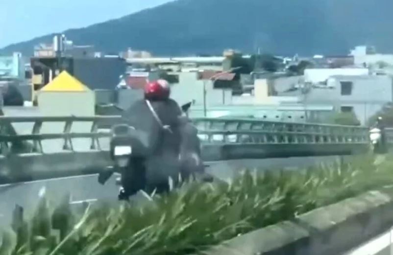 ‘Nu ninja’ gay hoa khi chay xe may nguoc chieu tren cau vuot o Da Nang hinh anh