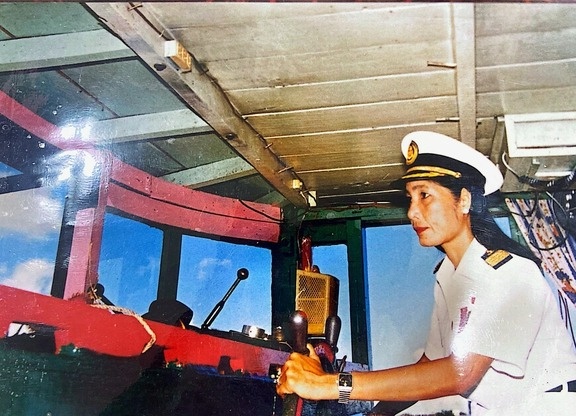 Doi thuy thu - buoc chan tren song ca hinh anh