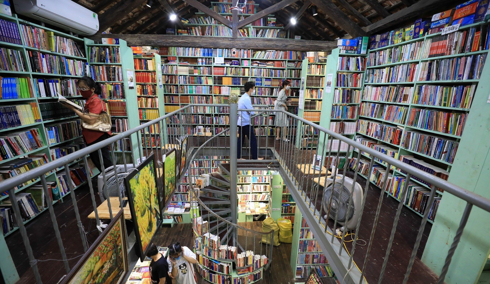 'Me cung' sach Mao - Noi giu lua van hoa doc cua gioi tre hinh anh