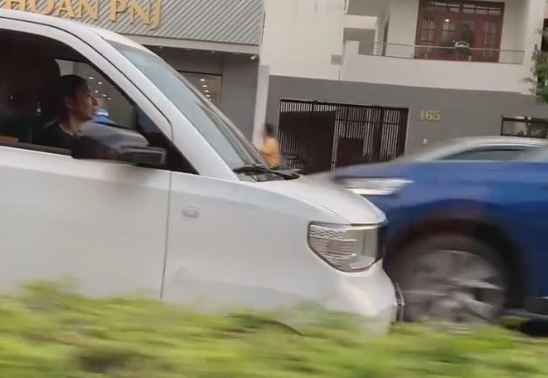 Mot phu nu lai xe o to chay nguoc chieu o Binh Duong hinh anh