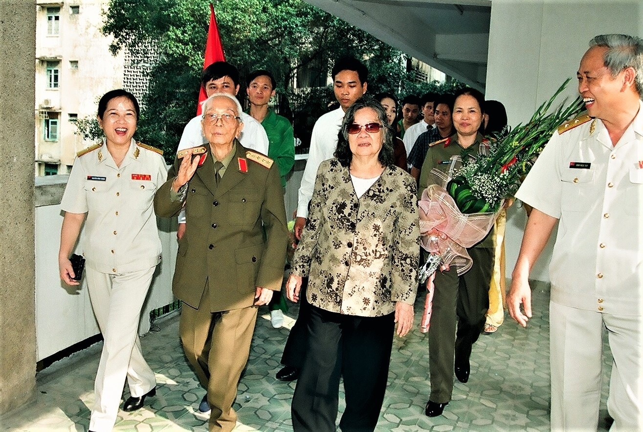 Phu nhan Bich Ha anh 8