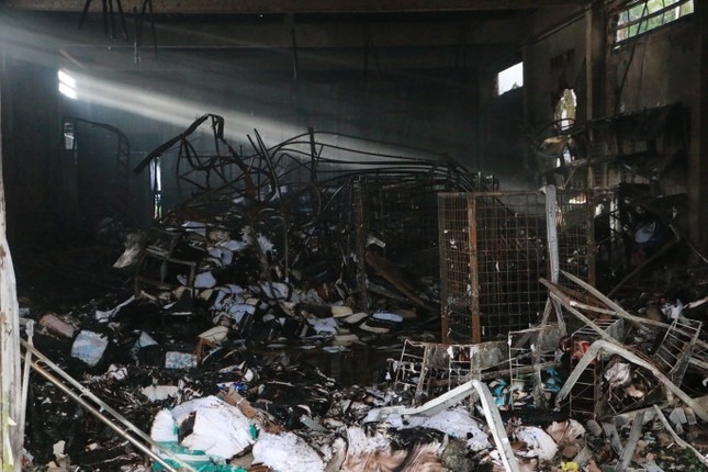 Sieu thi sach o Soc Trang tan hoang sau dam chay hinh anh