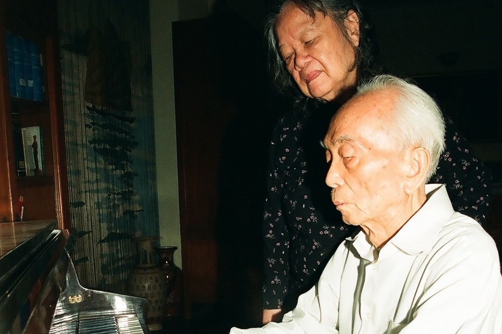 Khoanh khac Dai tuong Vo Nguyen Giap choi piano cho Phu nhan nghe hinh anh