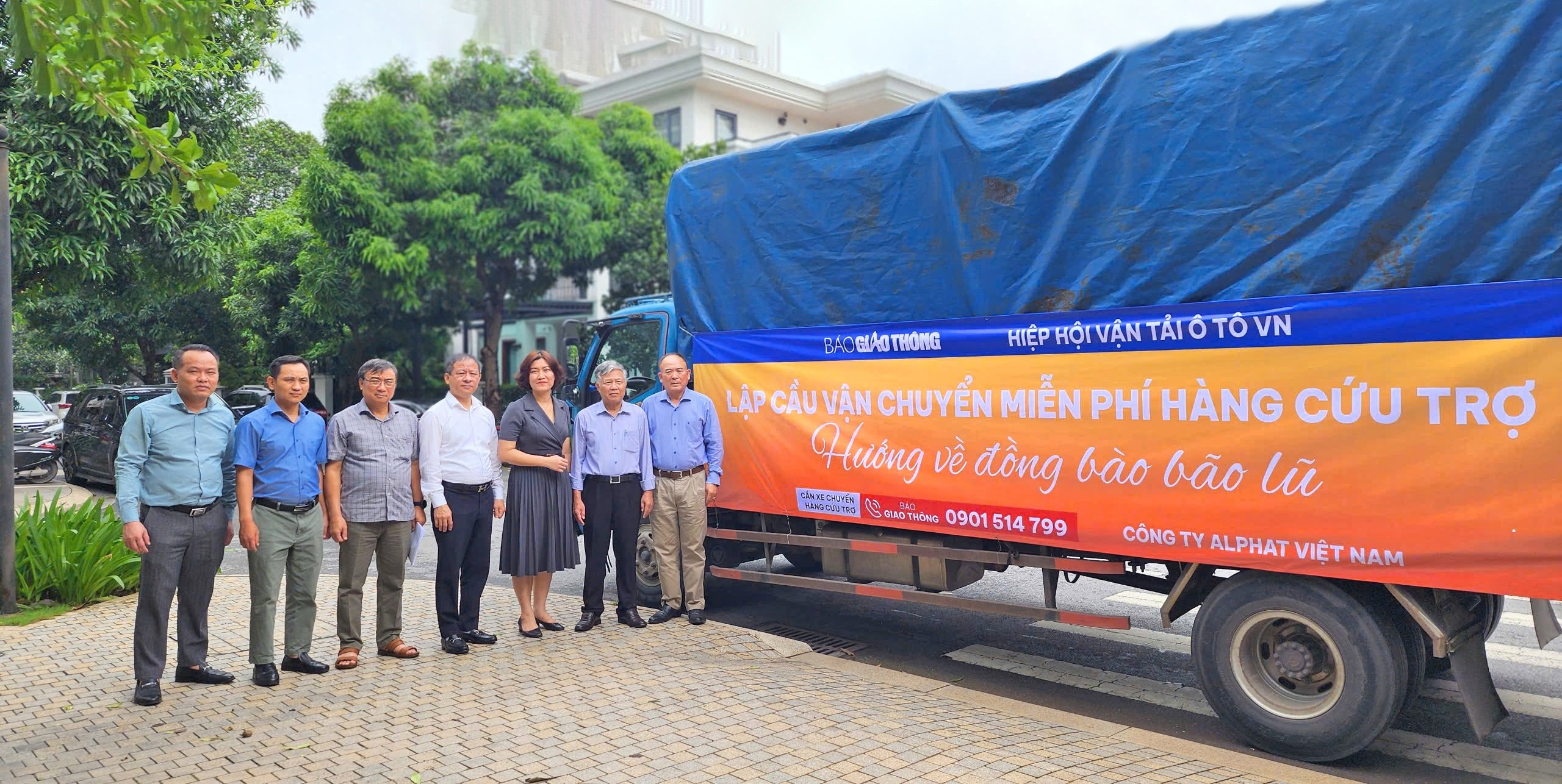 Lan dau thiet lap cau van chuyen mien phi hang cuu tro bao lu hinh anh