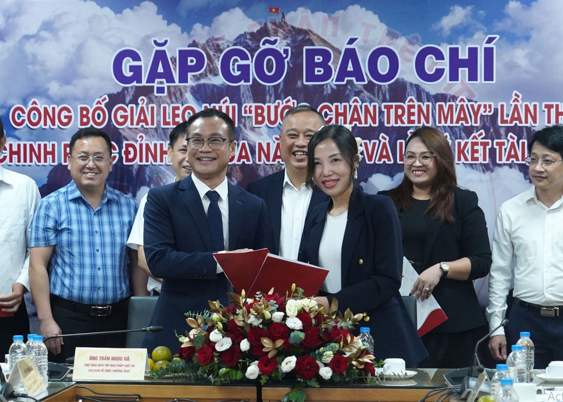 Chinh phuc dinh Ta Xua voi Giai Leo nui 'Buoc chan tren may' hinh anh