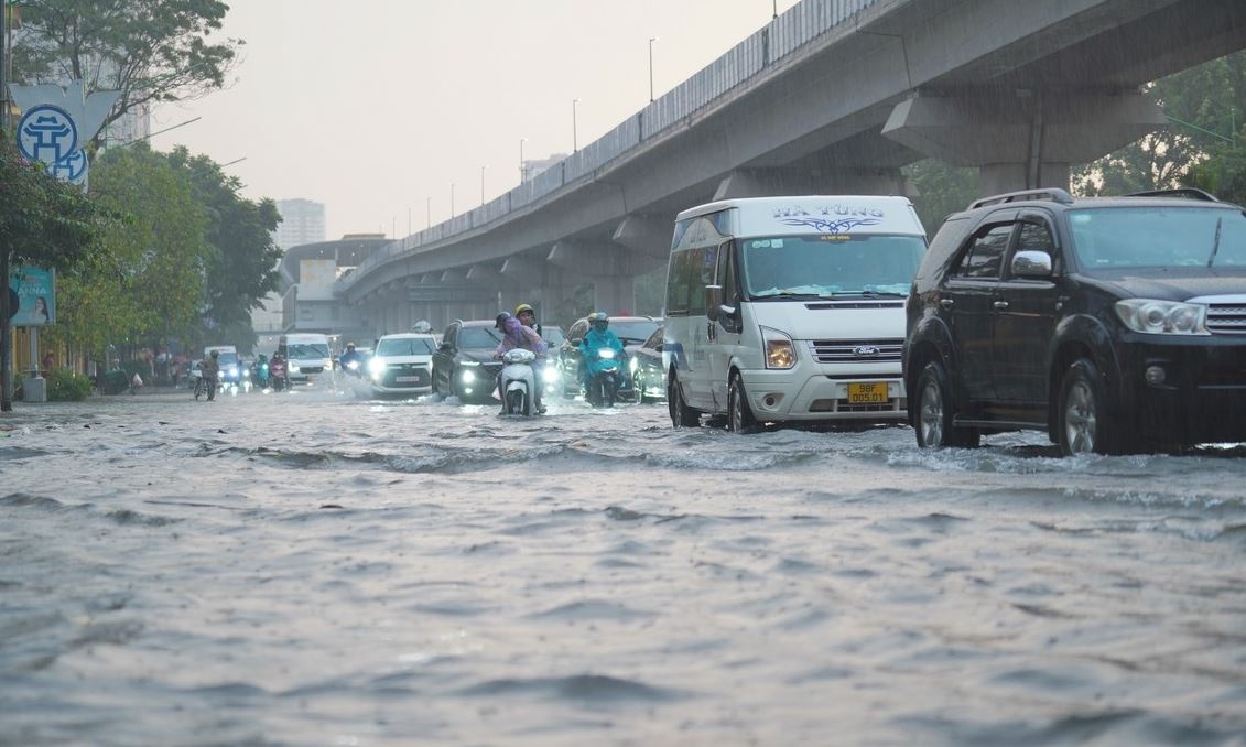 Mua lon xuyen dem, nguoi Ha Noi roi nha truoc 6h van khong thoat tac hinh anh