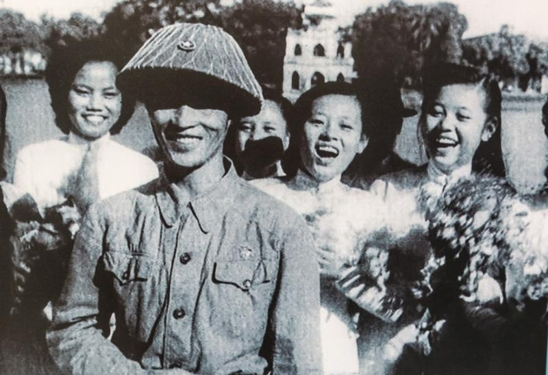 Ngay Giai phong Thu do 1954: Troi thu ma dep nhu ngay Tet hinh anh