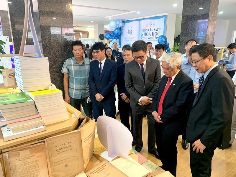 Trien lam Sach khoa hoc va cong nghe hinh anh