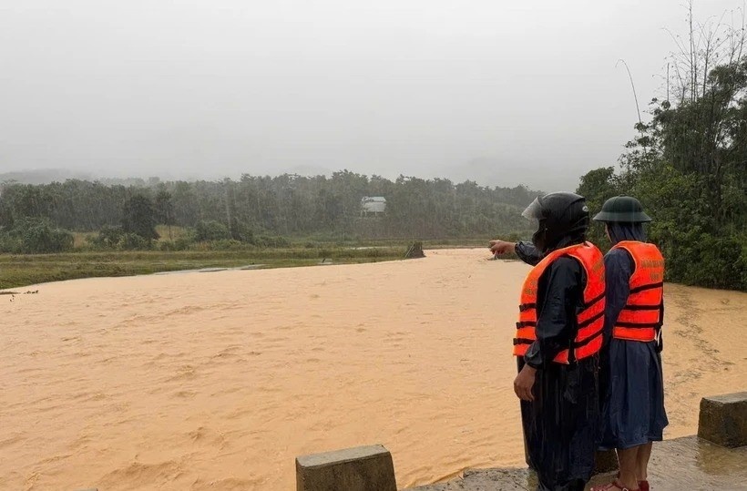 Quang Tri: Mua lon dien rong, nhieu noi bi chia cat do lu len tren bao hinh anh
