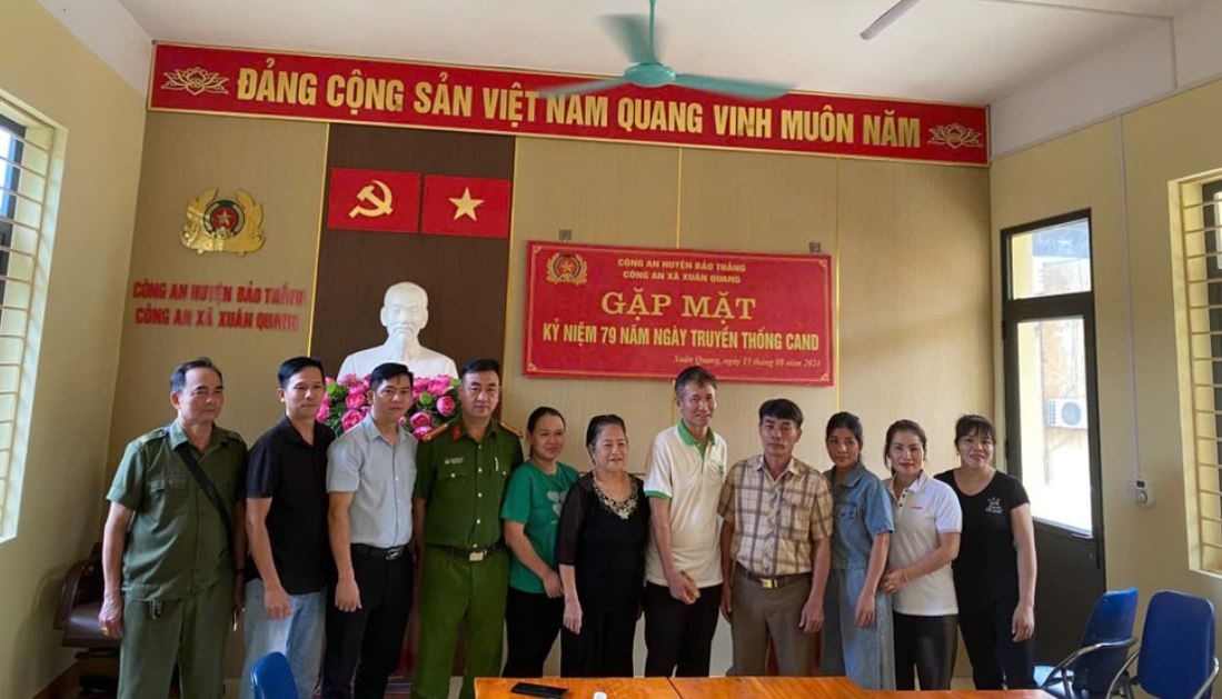 Trao tra boc vang cho nguoi bo quen trong do tu thien vung lu hinh anh