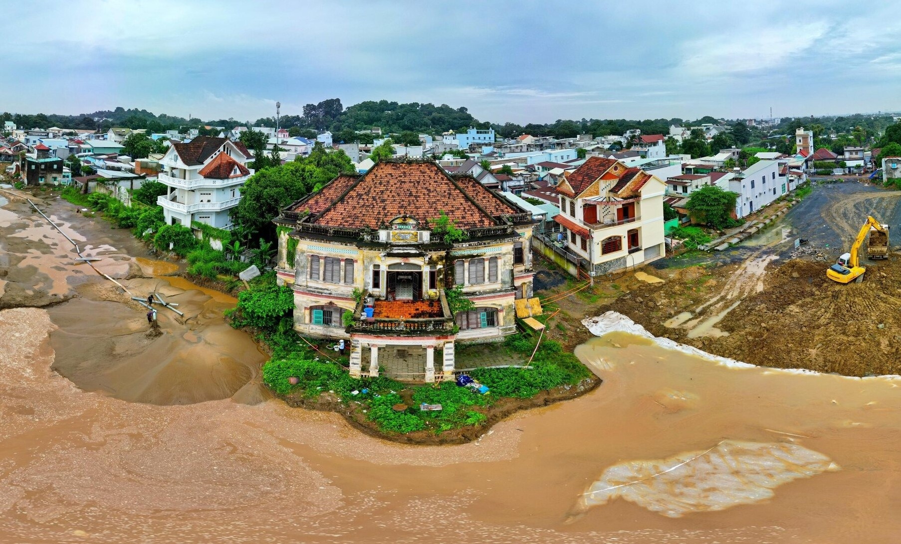 Can canh biet phu 100 nam tuoi o Dong Nai nguy co bi pha bo hinh anh