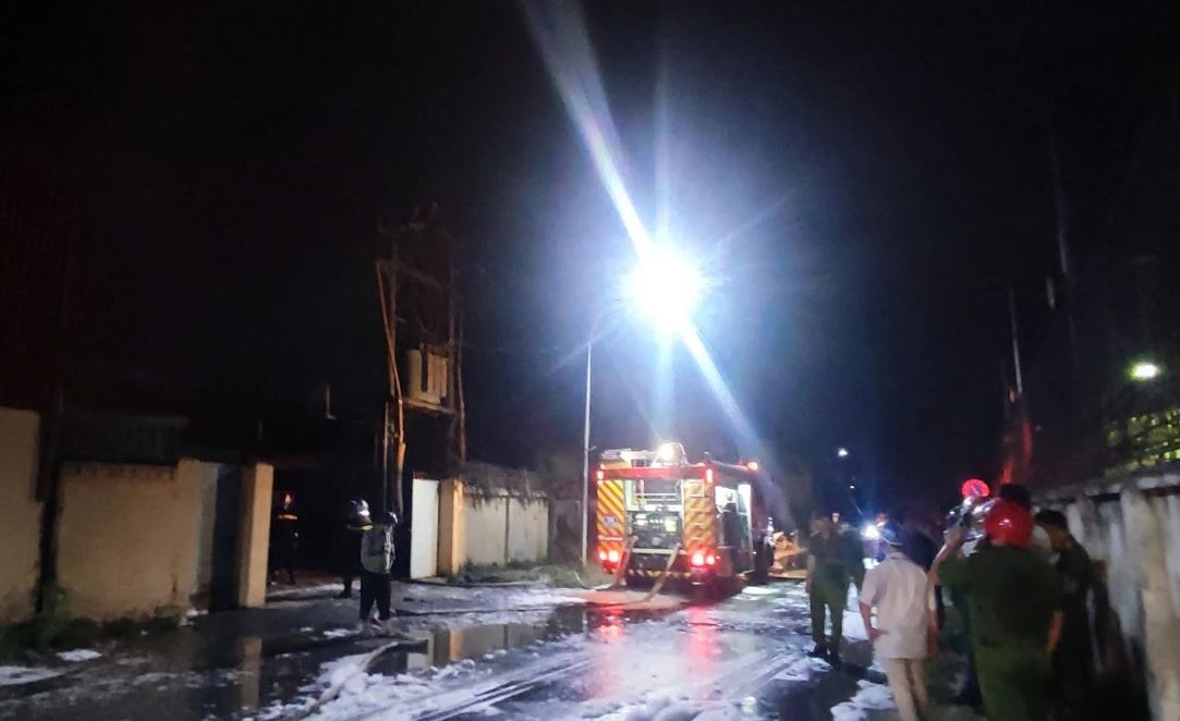 Chay lon o xuong may tai Ha Noi trong dem hinh anh