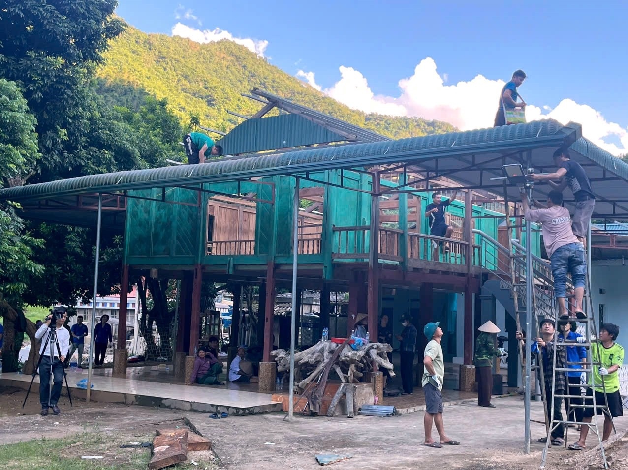 Qua doi nut toac, dan mien nui Thanh Hoa thao do nha de tranh sat lo hinh anh