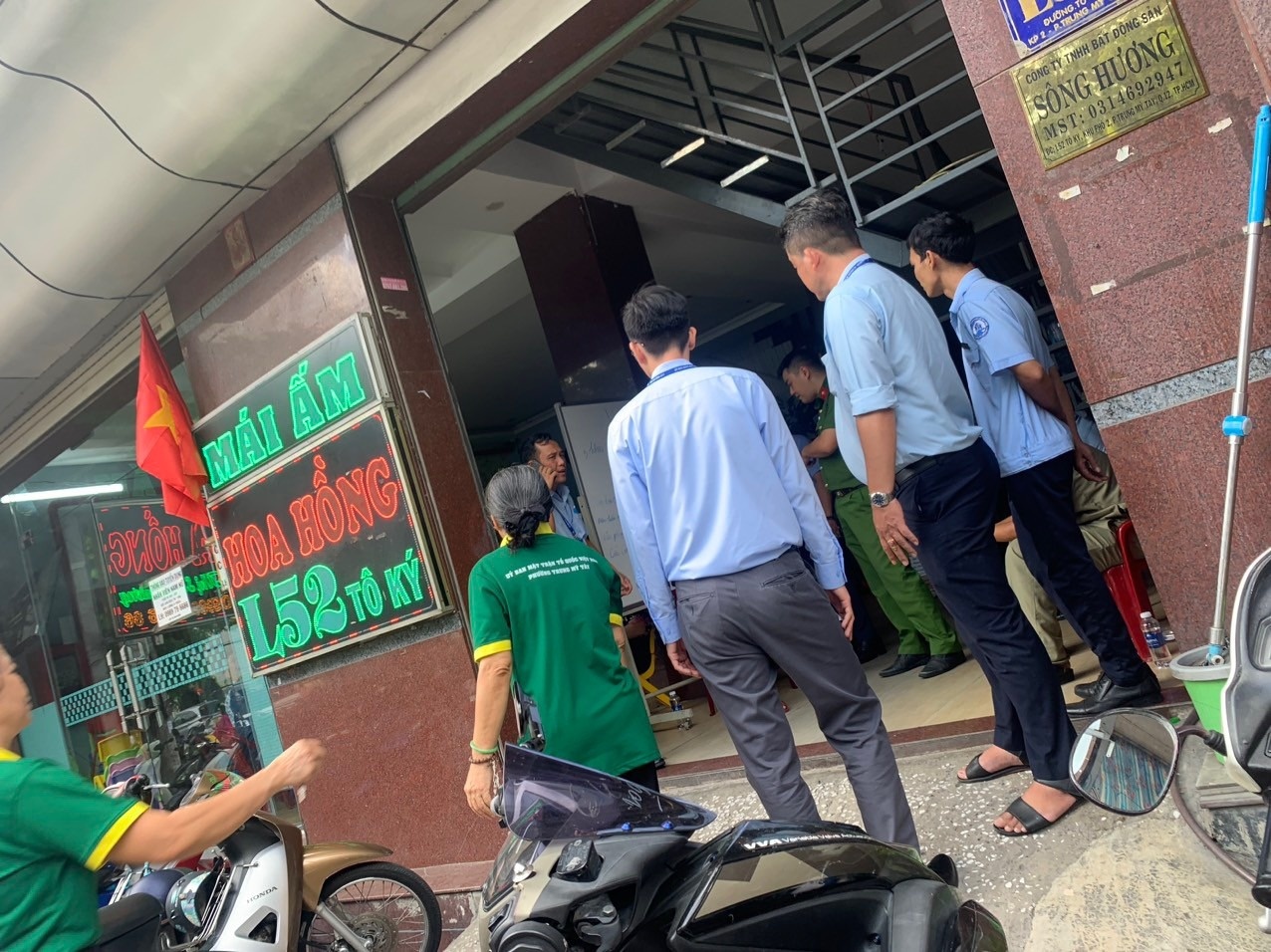 Be trai 3 thang tuoi tung o mai am Hoa Hong tu vong hinh anh