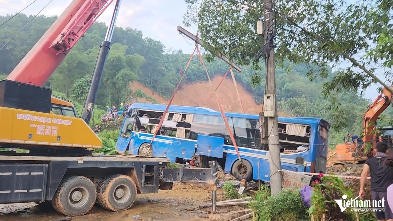 Hien truong cuu ho xe khach sau vu sat lo hinh anh