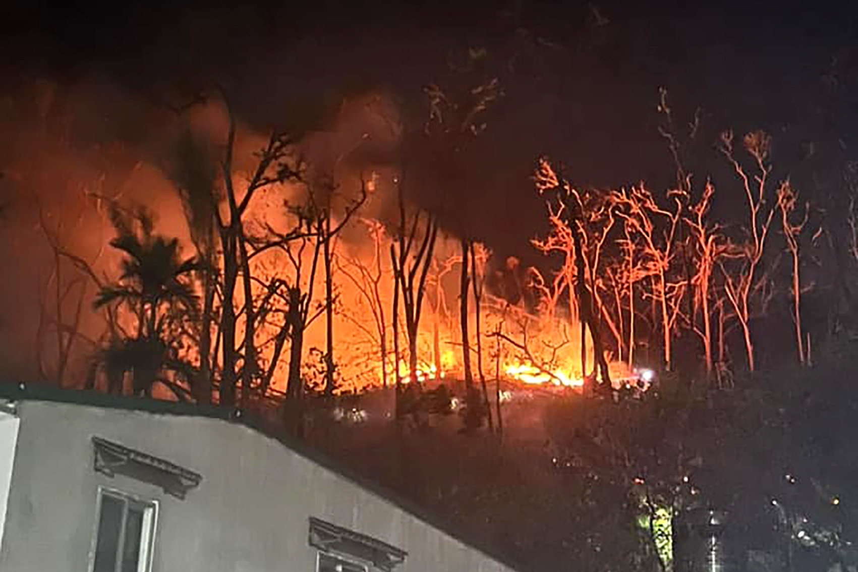 Doi cay o trung tam TP Ha Long chay lon trong dem hinh anh