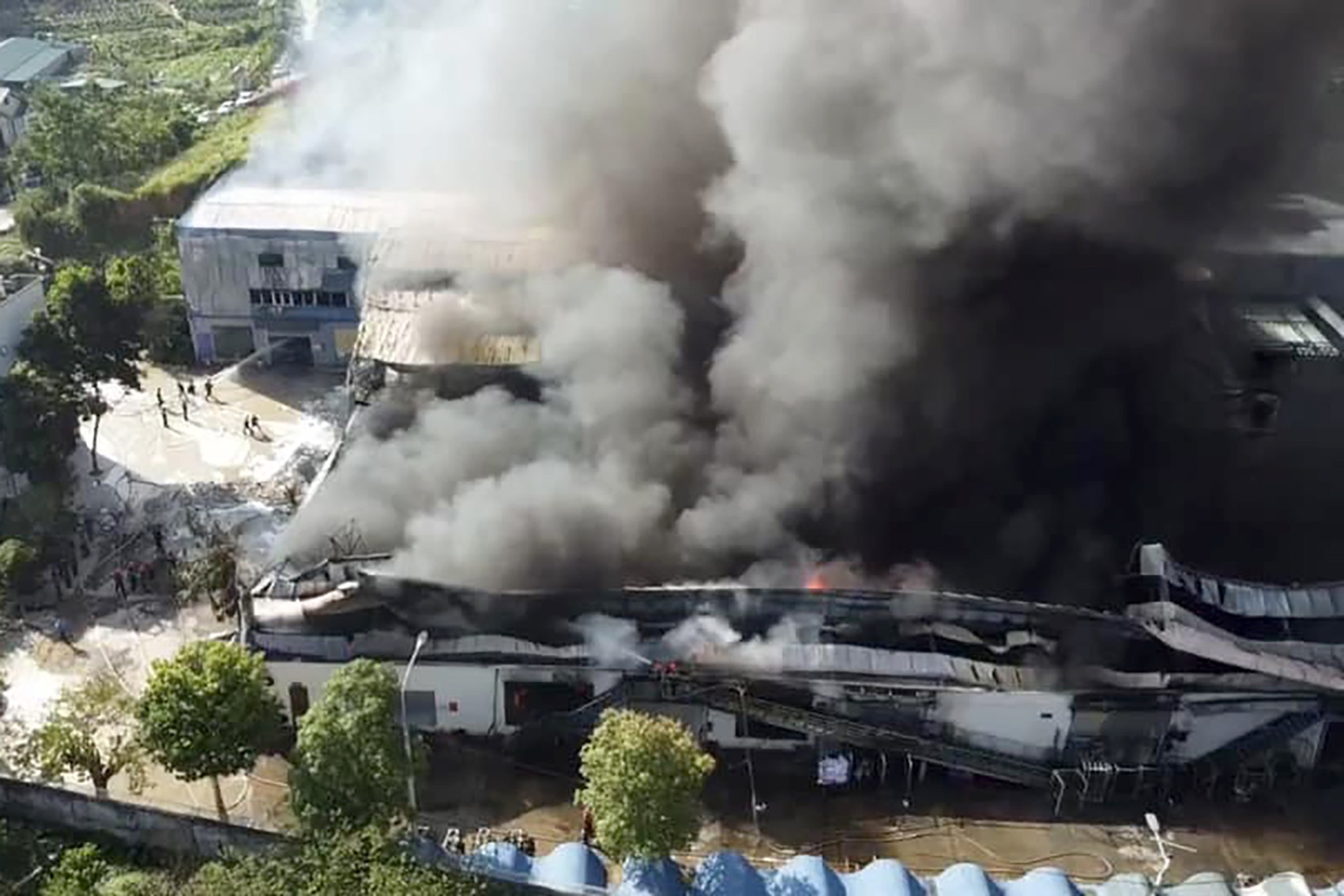 Xuong lap rap xe rong hon 5.000 m2 o Lang Son bi thieu rui hinh anh