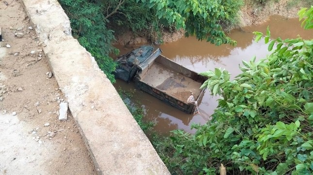 Nut 'that co chai' tai cay cau xuong cap khien tai xe khiep via hinh anh