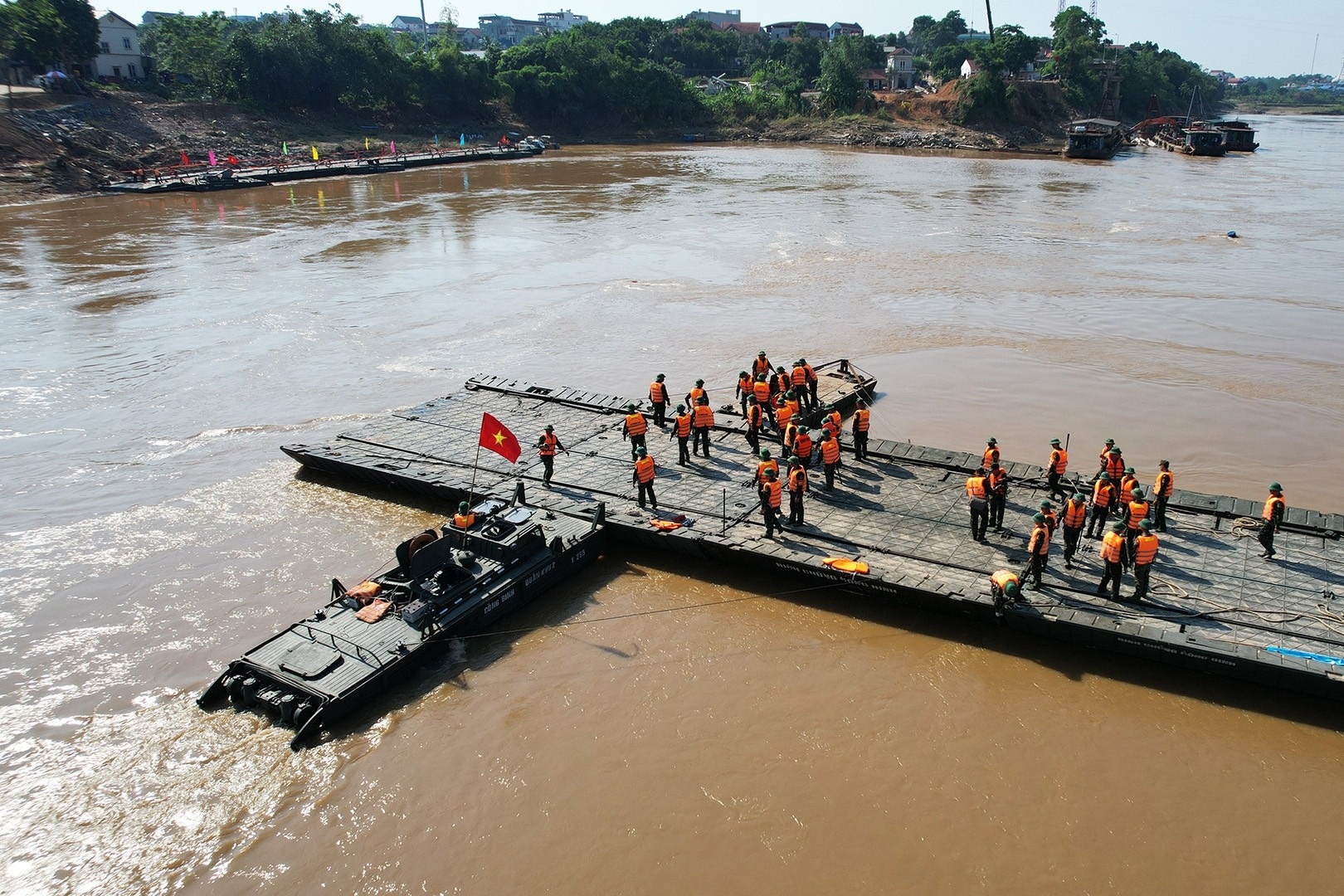 Xem cong binh noi lai cau phao Phong Chau hinh anh