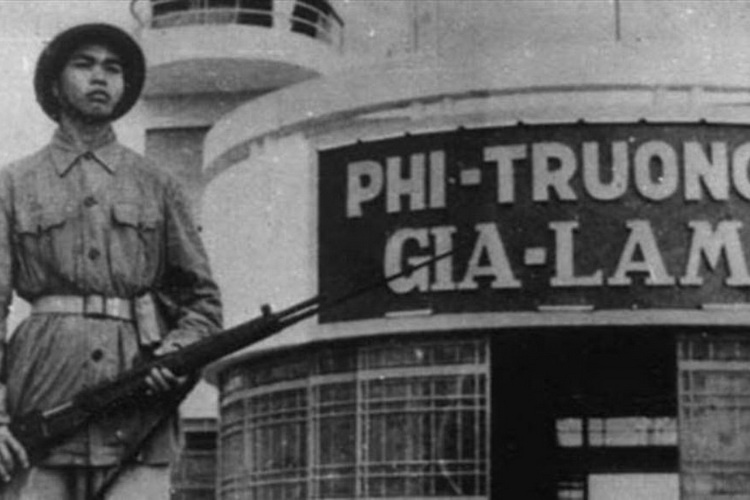 Buc dien tu san bay Gia Lam sau ngay tiep quan Thu do hinh anh