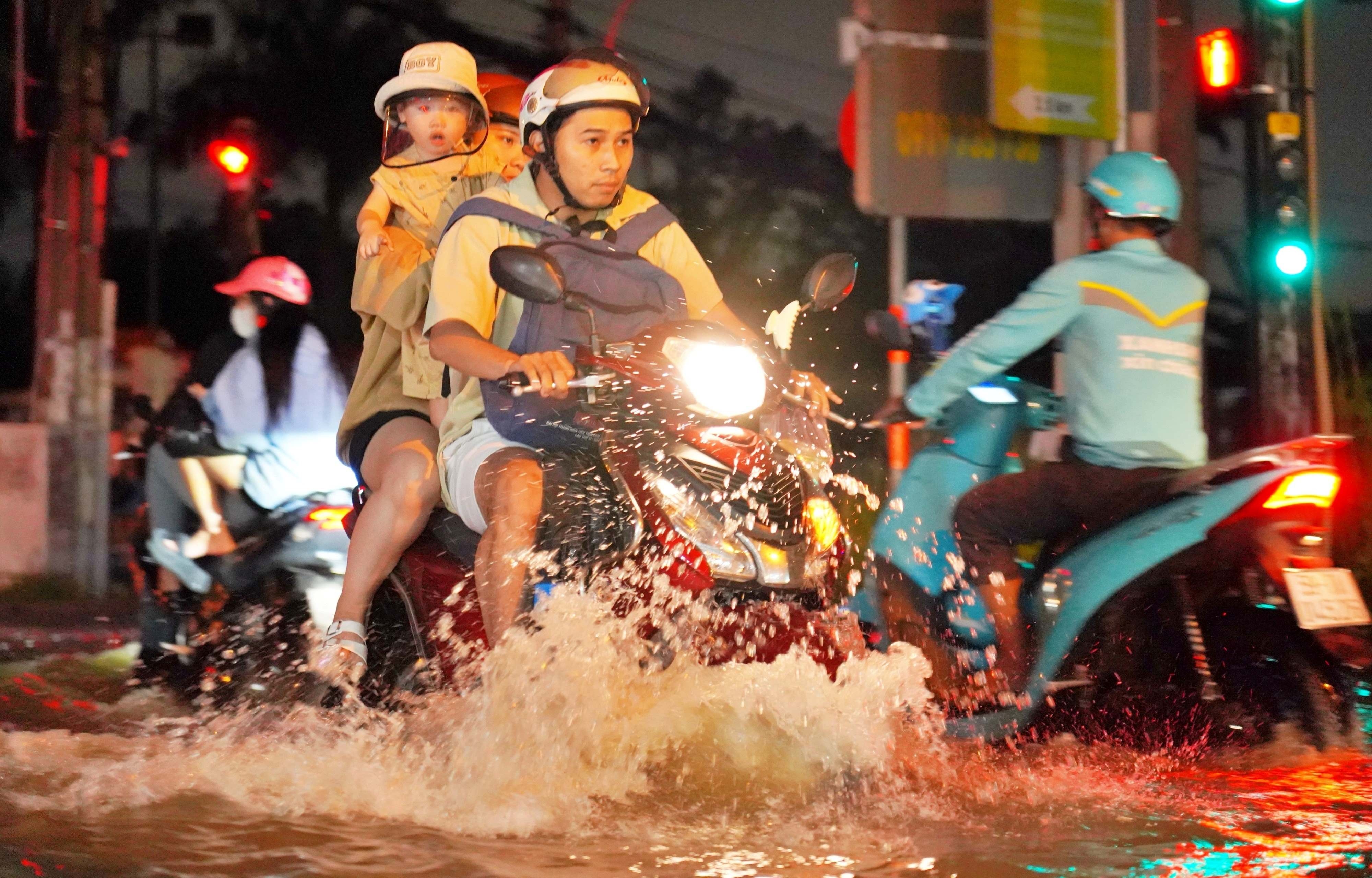 TP.HCM: Trieu cuong dat dinh, loat xe ngap nuoc chet may tren duong hinh anh