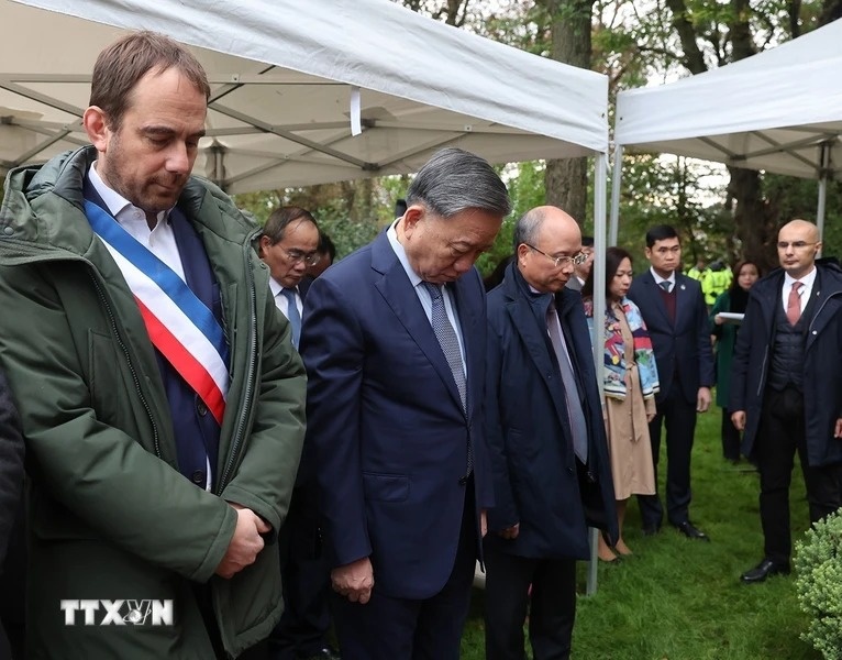 Tong Bi thu, Chu tich nuoc dat hoa tai Tuong dai Bac Ho o Montreau hinh anh