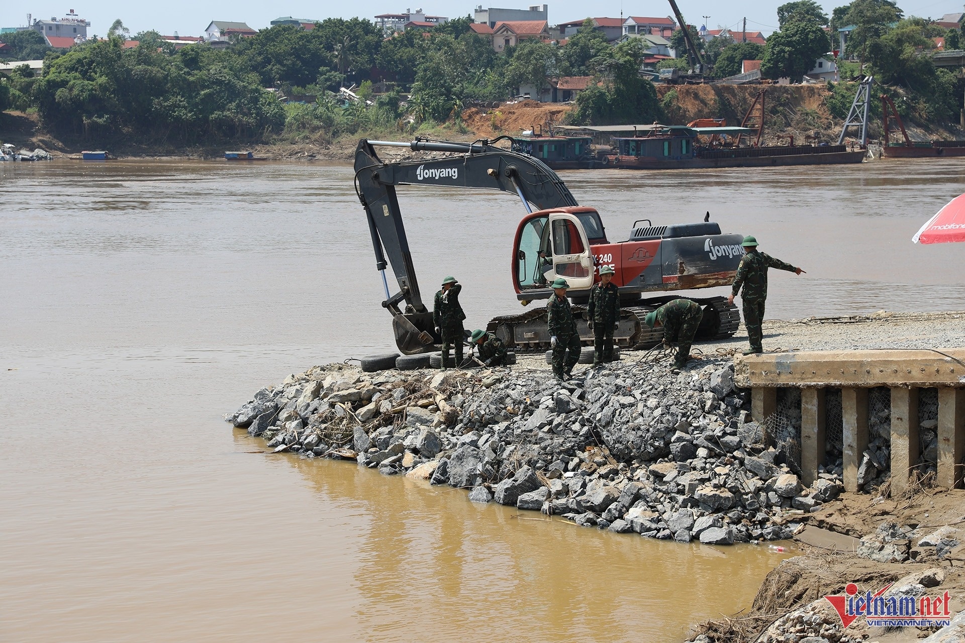 Cau phao Phong Chau anh 1