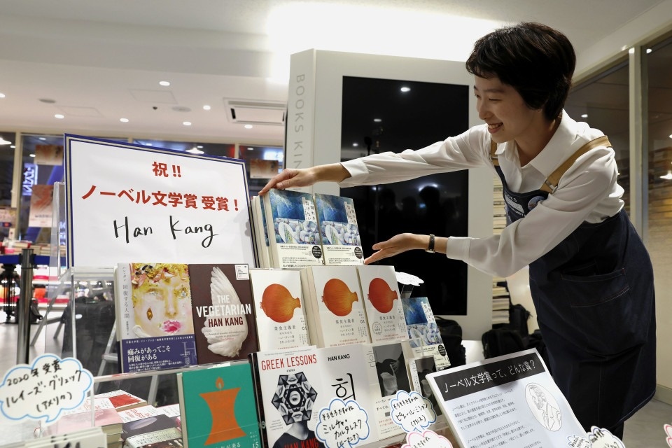 Nguoi Han Quoc do xo ra hieu sach 'vet sach' tac pham cua Han Kang hinh anh