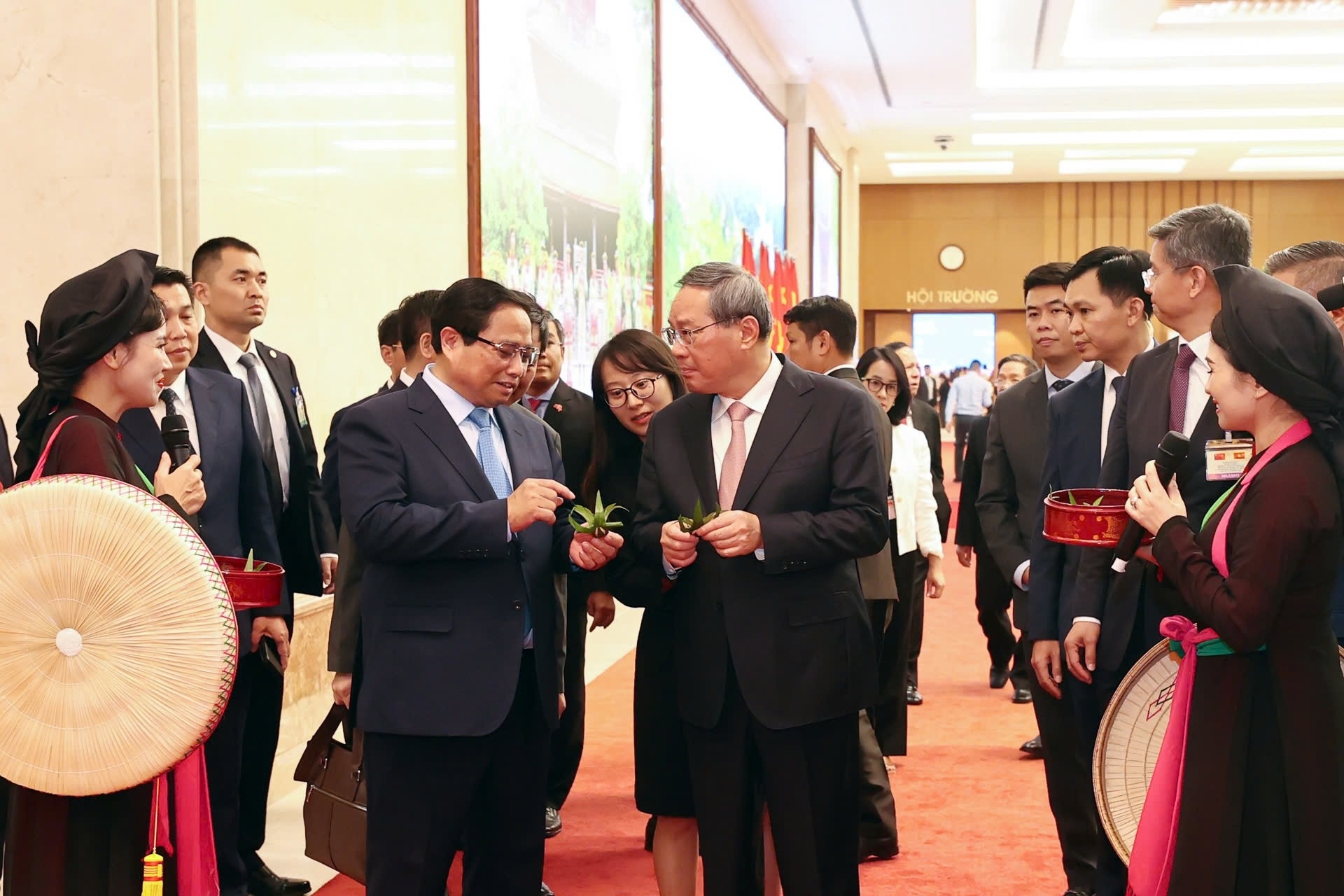 Lien anh, lien chi 'moi nuoc, moi trau' hai Thu tuong Viet, Trung hinh anh