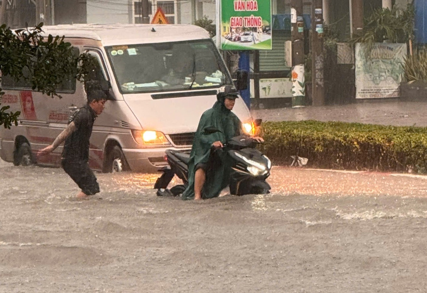 Duong pho Binh Duong ngap nuoc hinh anh