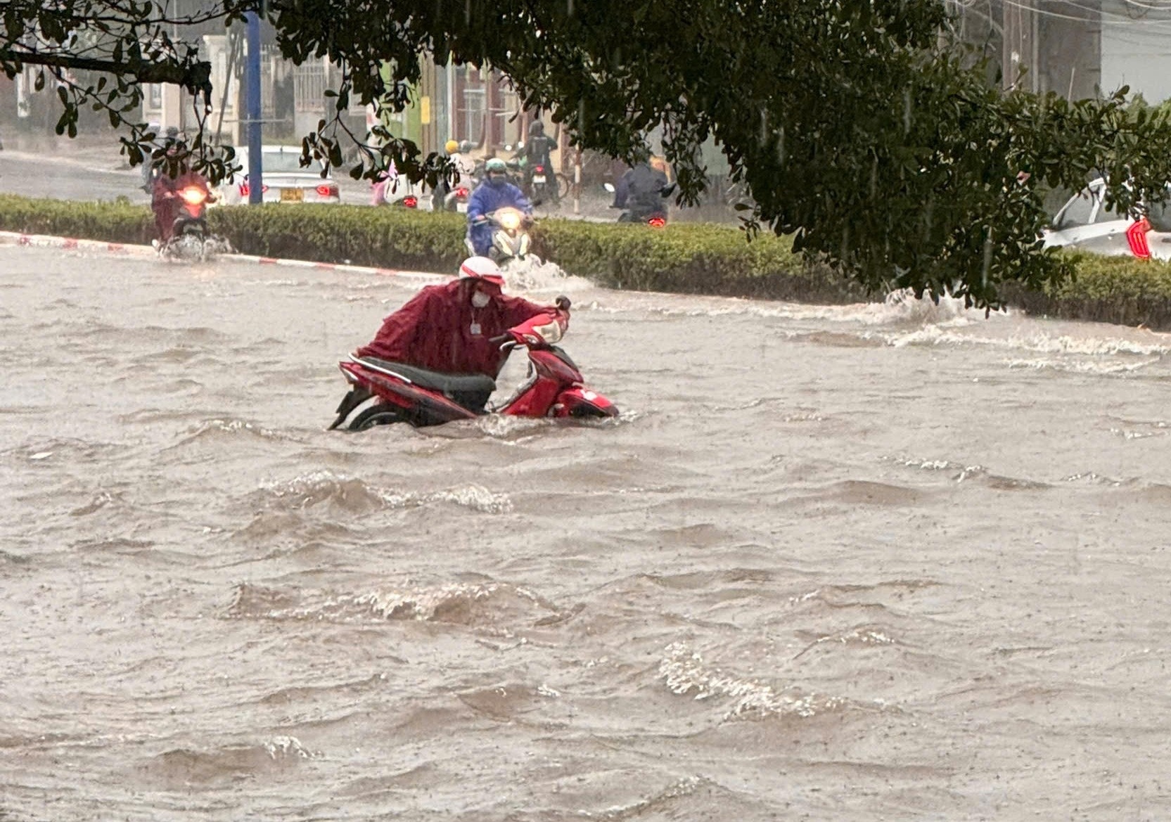 Mua xoi xa cuoi chieu, duong pho Binh Duong ngap sau trong bien nuoc hinh anh