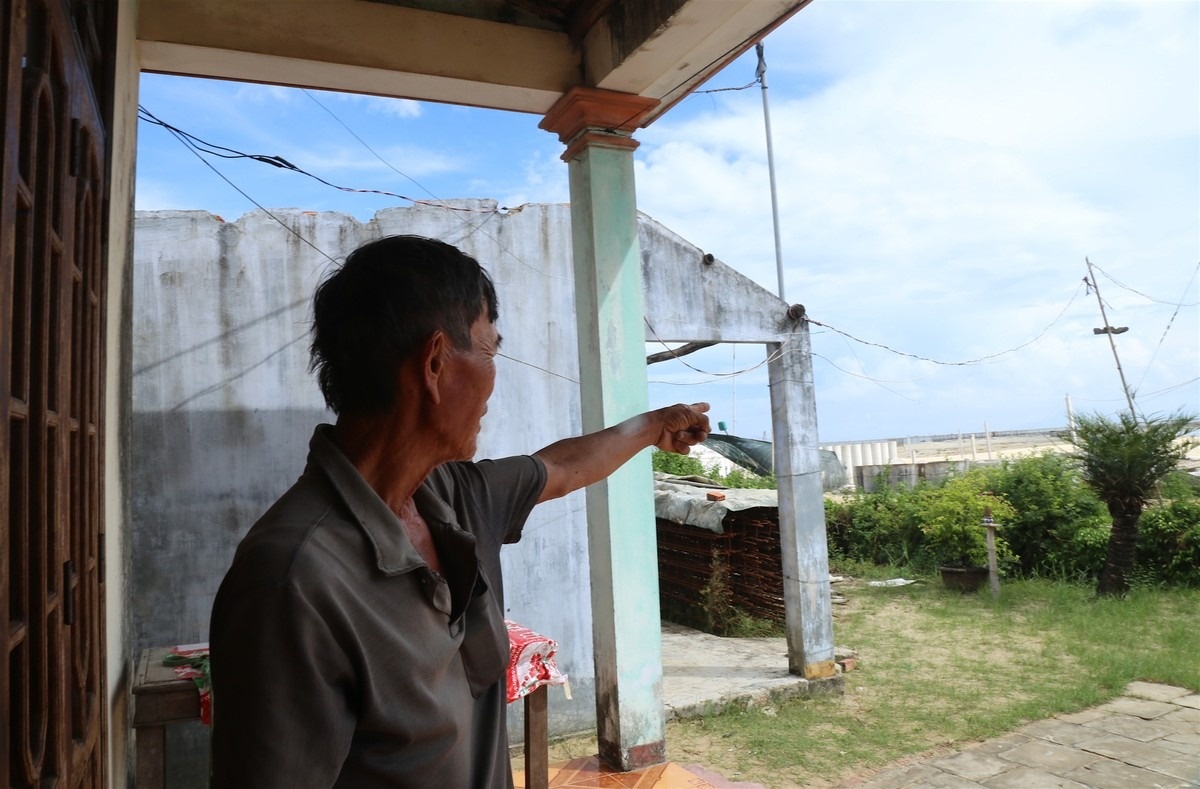 Can canh sat lo nghiem trong, song bien 'nuot' lang o Quang Nam hinh anh