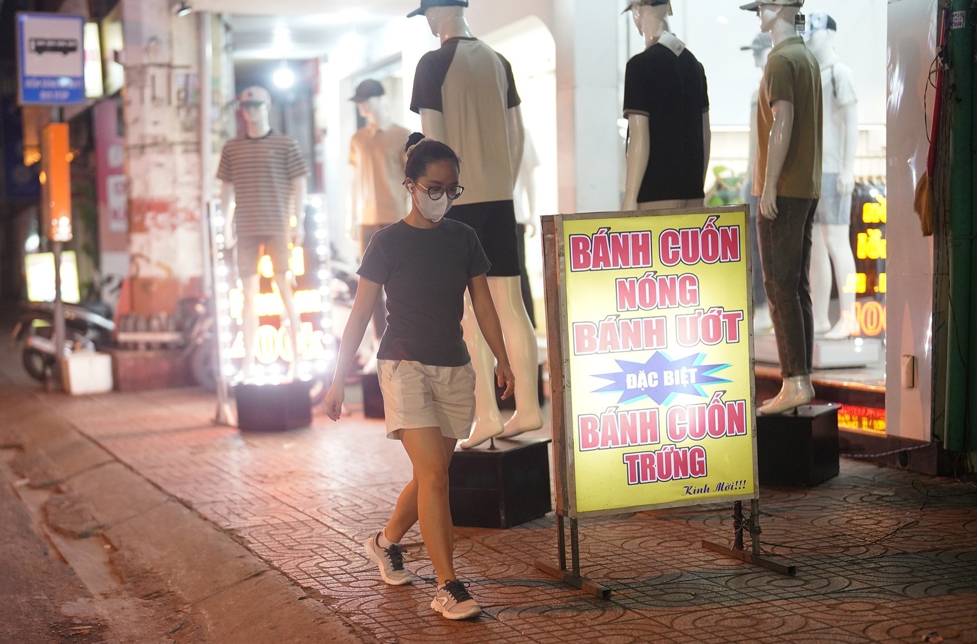 Nhung via he o TP.HCM khong danh cho nguoi di bo? hinh anh