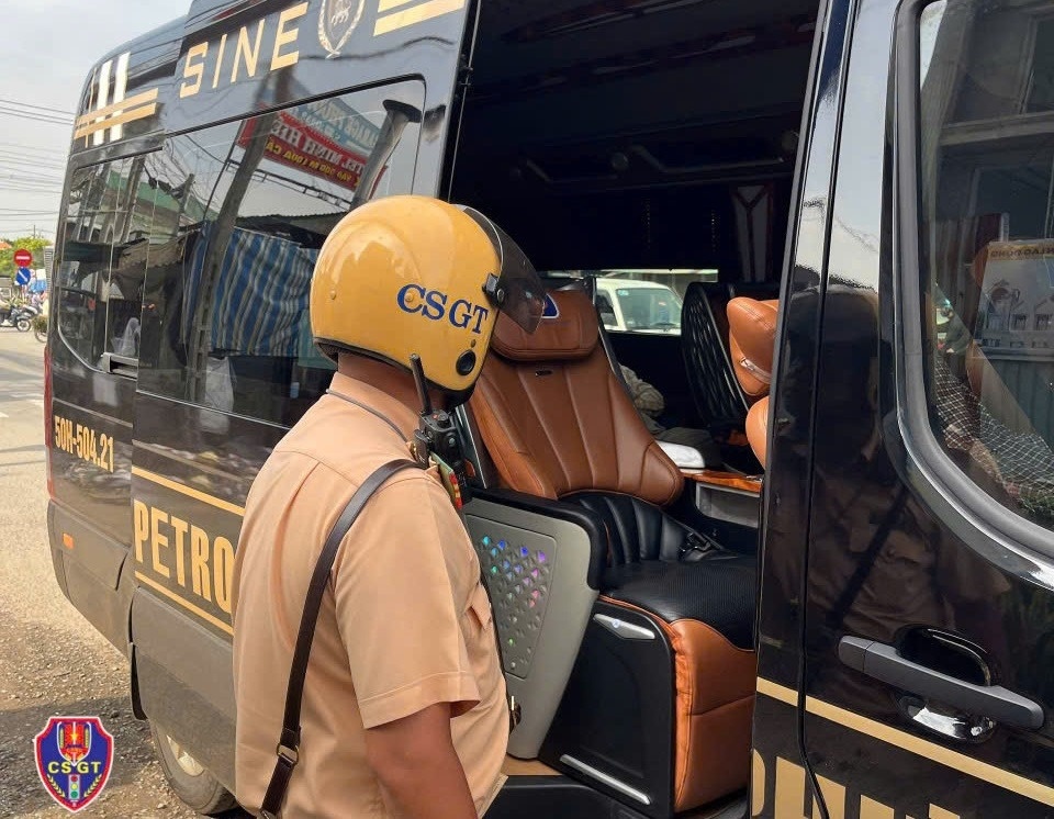 Bi nguoi dan ghi hinh, gan 300 tai xe chay au 'dinh' phat nguoi hinh anh