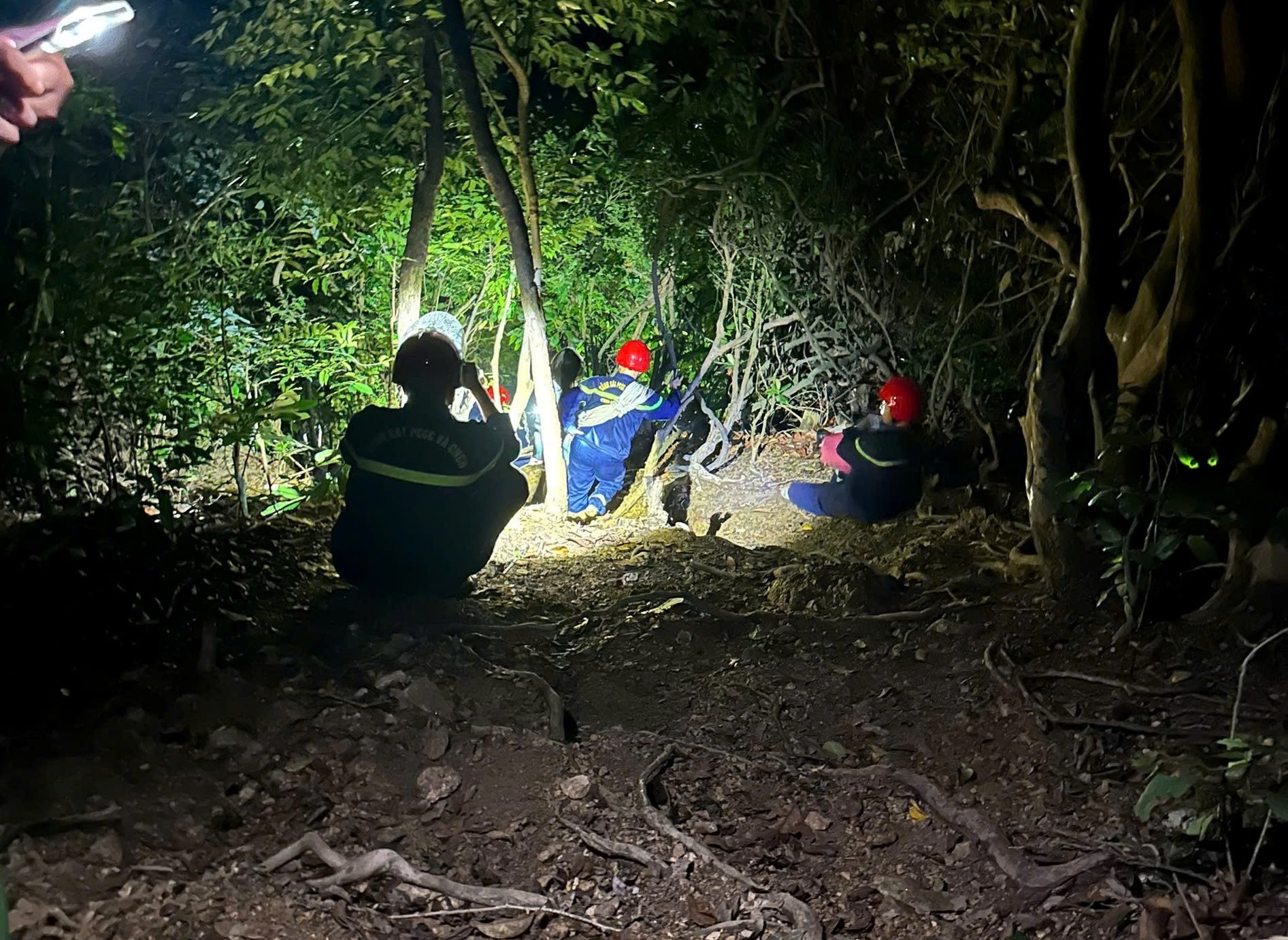 Giai cuu 2 nu du khach bi lac tren ban dao Son Tra hinh anh