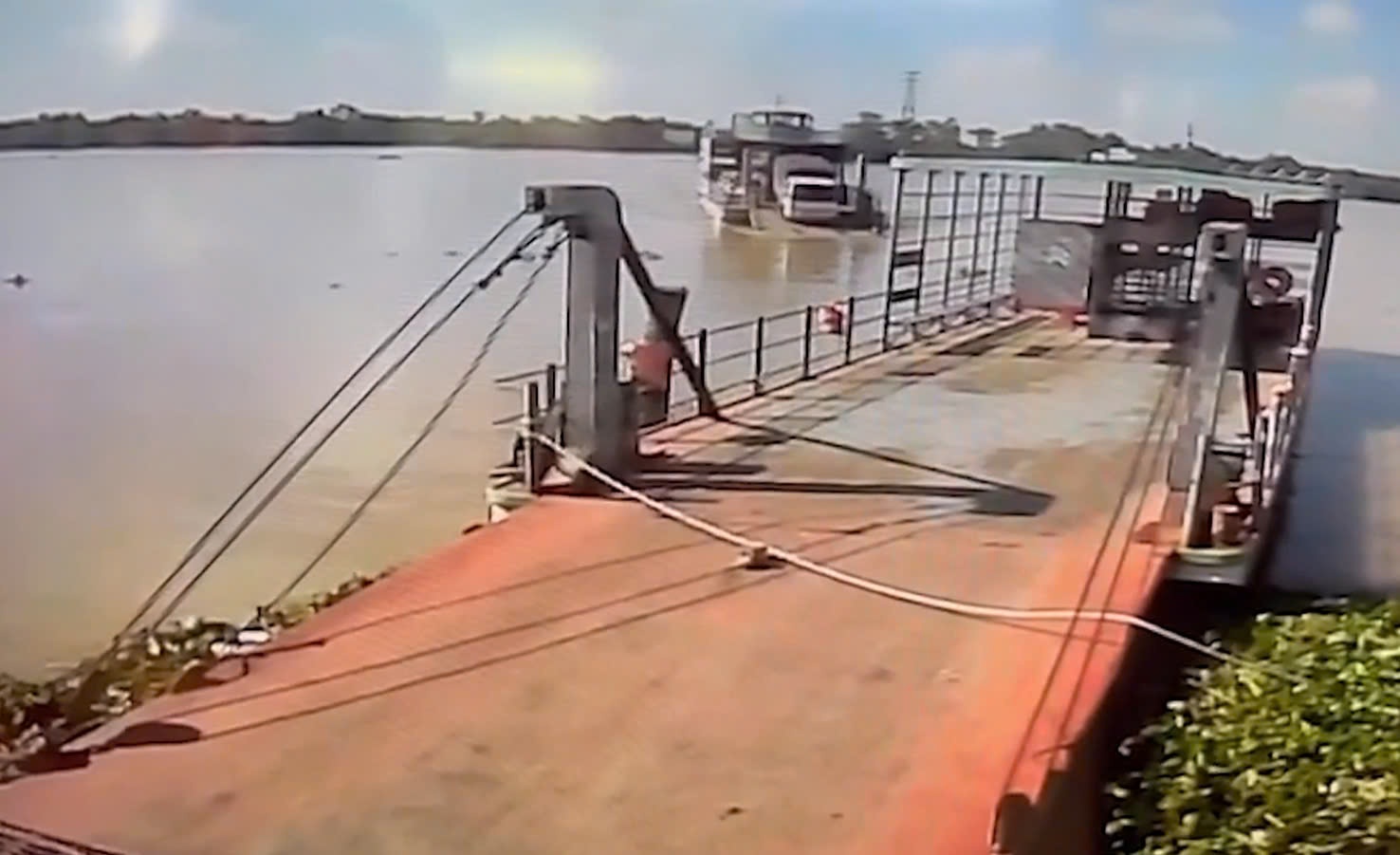 Ba nguoi thoat chet khi oto tai roi xuong song Tien hinh anh