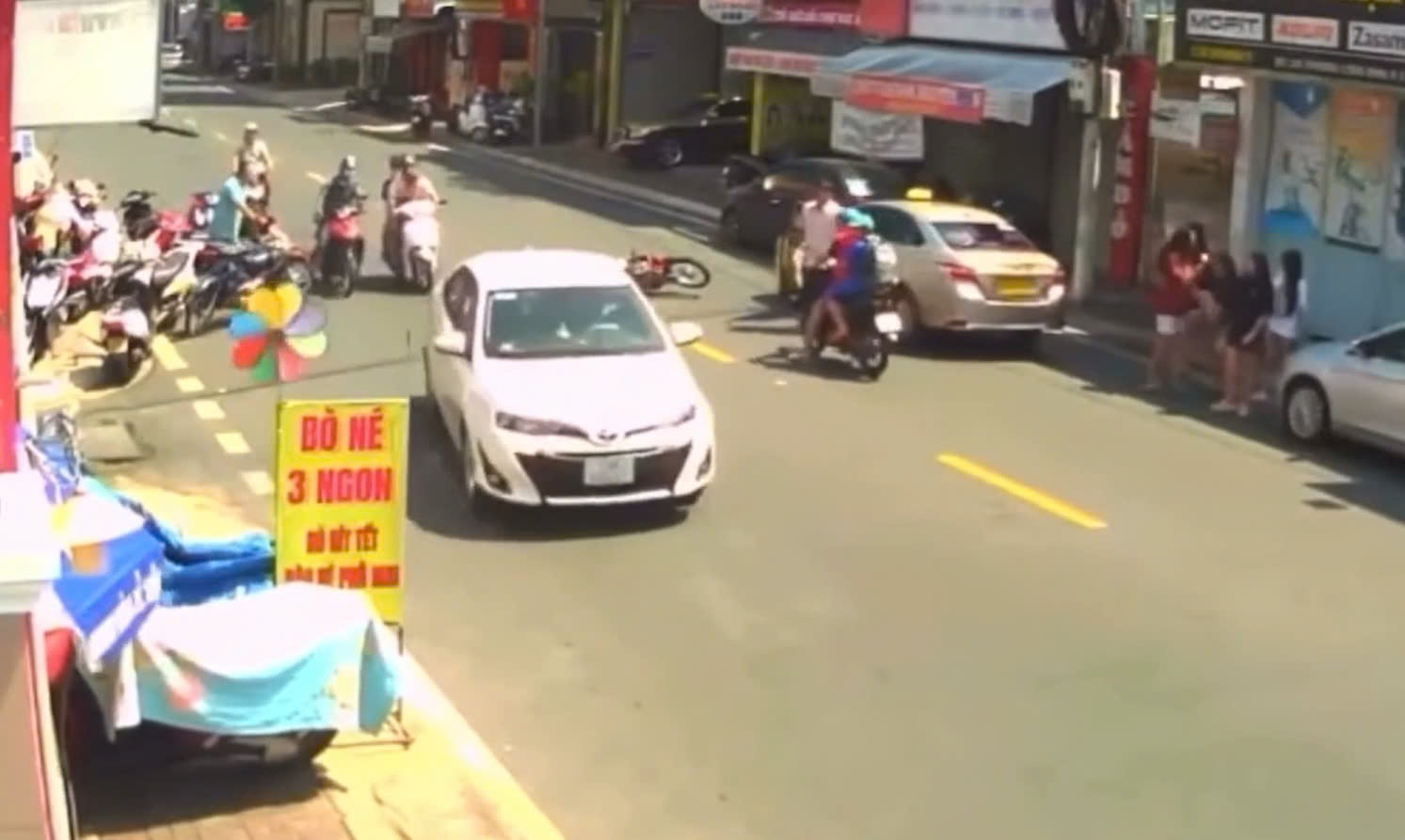 Tai xe taxi mo cua bat ngo khien nguoi phu nu thiet mang hinh anh