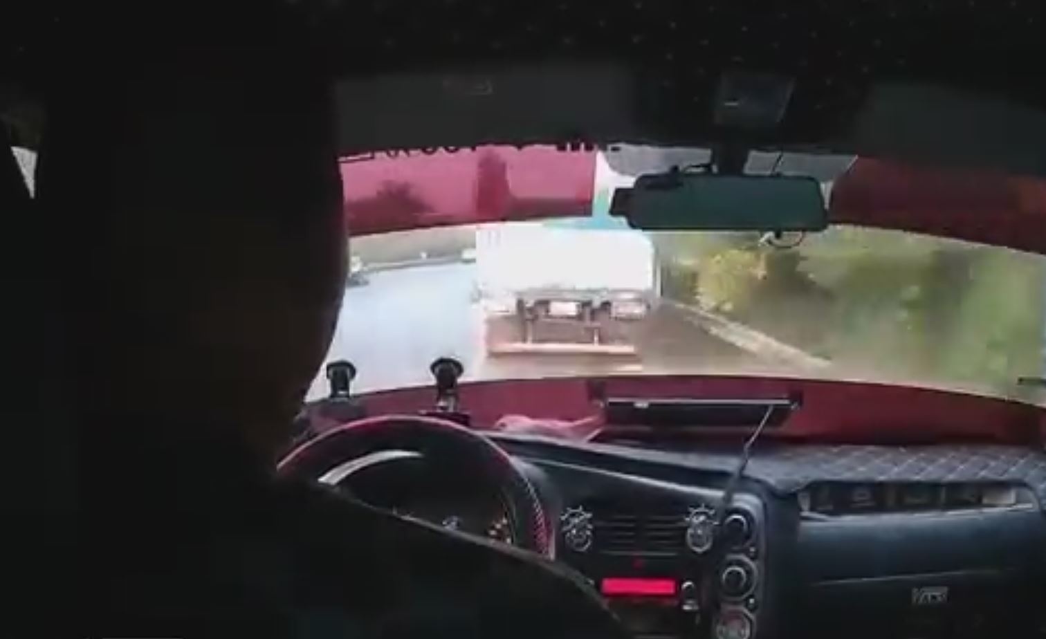 Khoanh khac va cham giua hai xe tai tren Dai lo Thang Long hinh anh