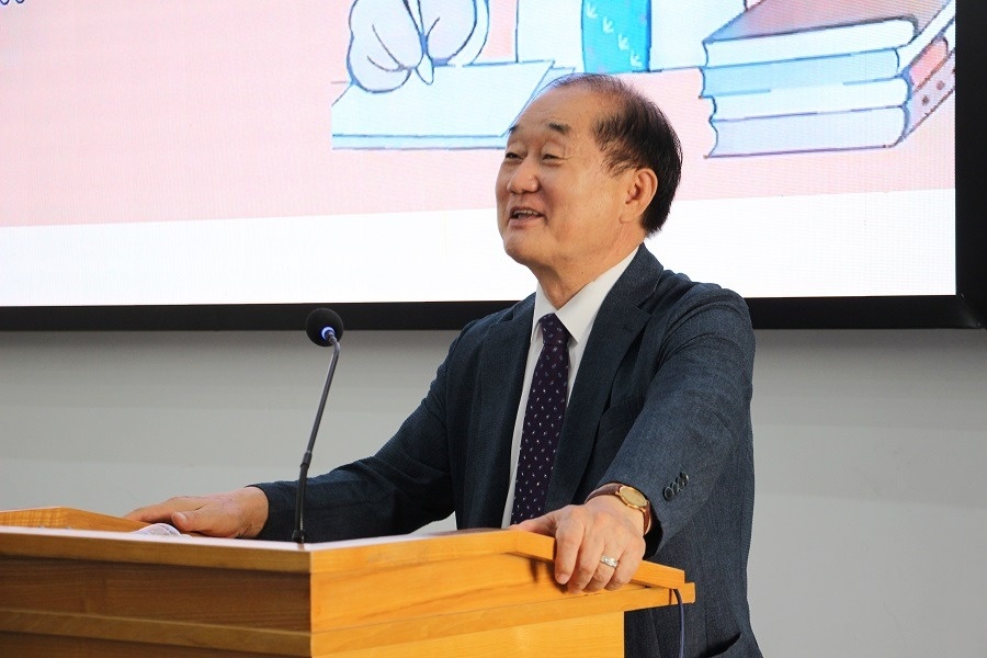 Giao su Han Quoc danh giai dac biet cuoc thi 'Ha Noi trong toi' hinh anh