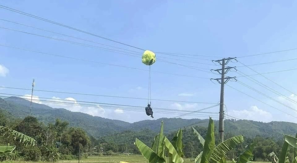 Giai cuu nguoi dan ong dap du luon vao duong dien cao the hinh anh