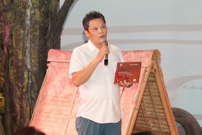 Sach song ngu Viet - Anh ke huyen thoai 10 co gai Nga ba Dong Loc hinh anh