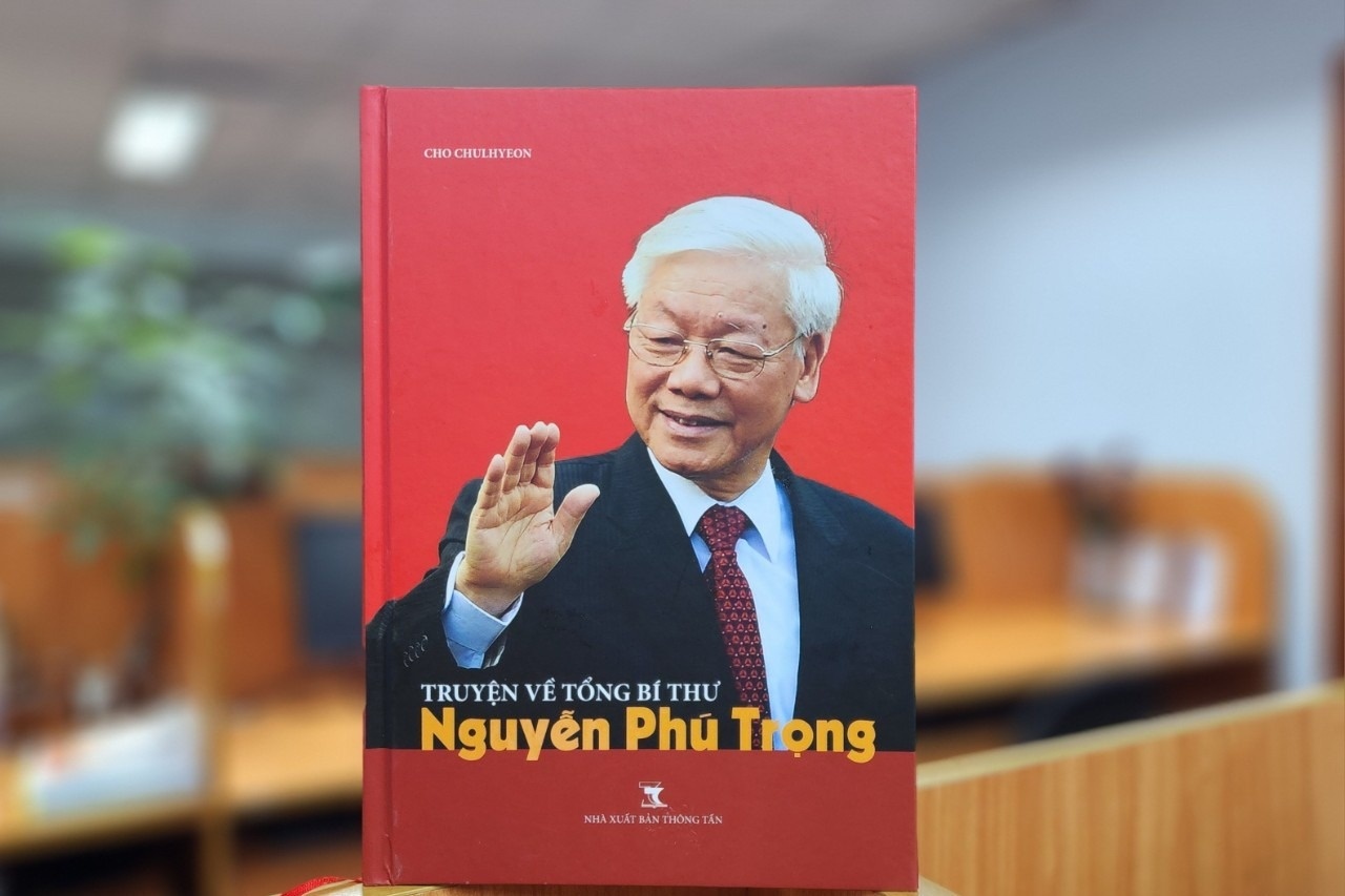 Nha van Han Quoc mat 12 nam de viet sach ve co TBT Nguyen Phu Trong hinh anh