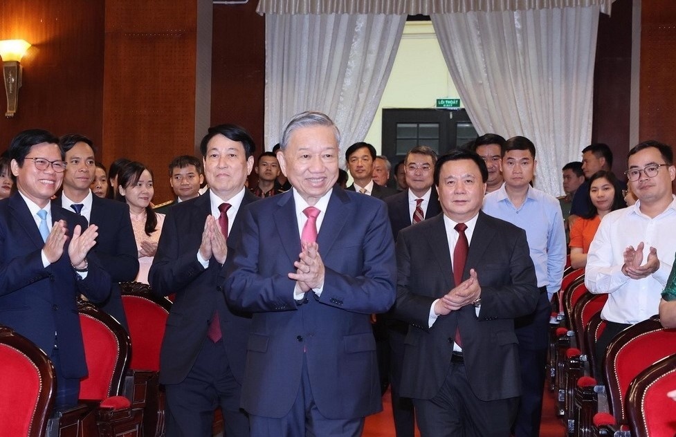 Le trao giai cuoc thi chinh luan ve bao ve nen tang tu tuong cua Dang hinh anh