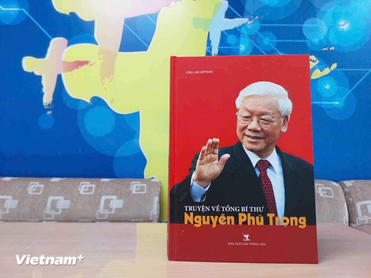 Ra mat 'Truyen ve Tong Bi thu Nguyen Phu Trong' cua tac gia Han Quoc hinh anh