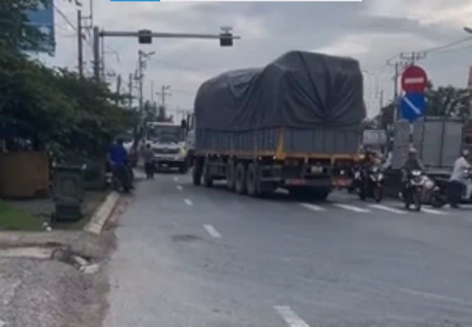 Xe tai chay nguoc chieu tren quoc lo 1 hinh anh