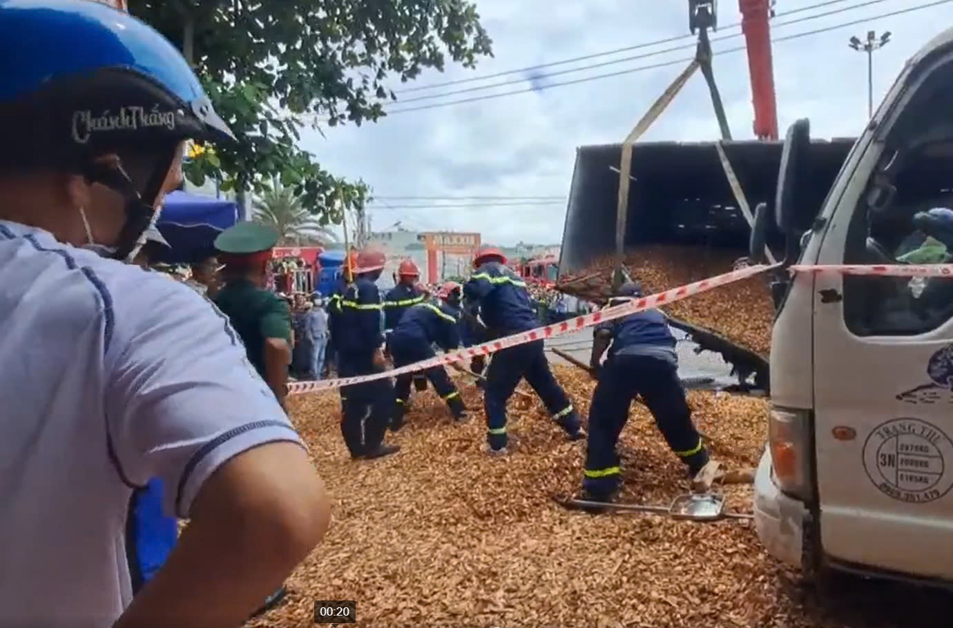 Hien truong vu xe tai cho dam go lat de trung 3 nguoi o TP Quy Nhon hinh anh