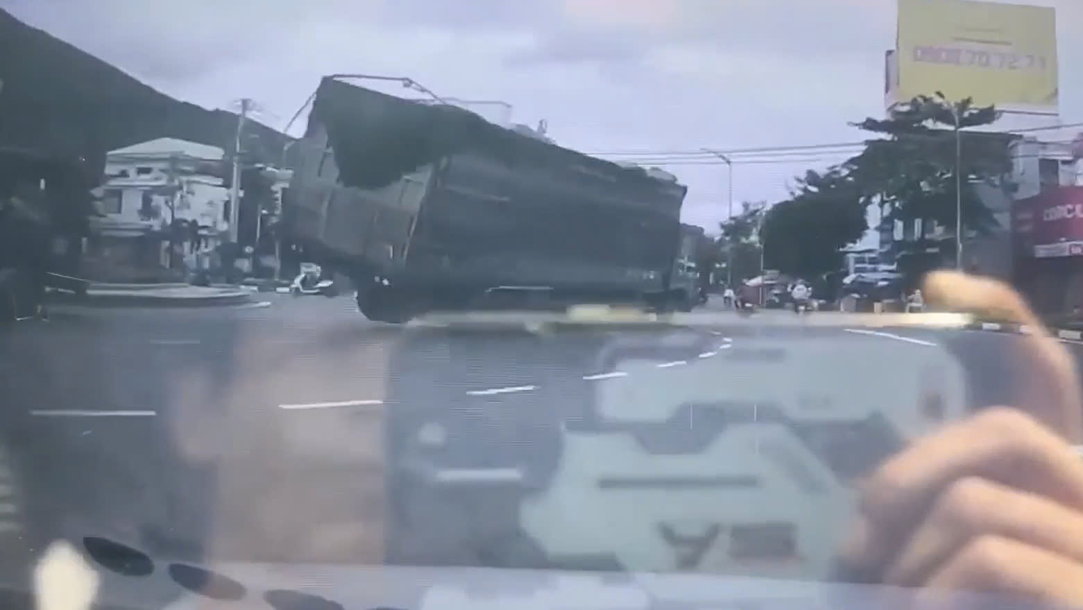 Khoanh khac xe tai cho dam lat de tu vong 3 nguoi di duong o Quy Nhon hinh anh