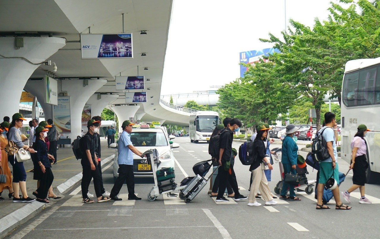 Bon cang hang khong o mien Trung hoat dong tro lai sau bao Tra Mi hinh anh